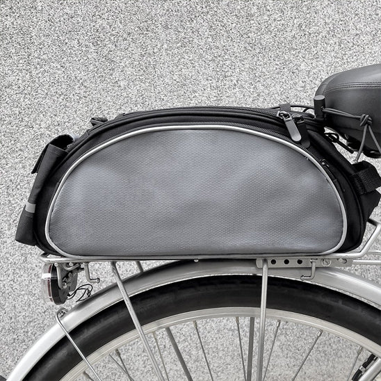 sacoche porte bagage velo photo noir et blanc